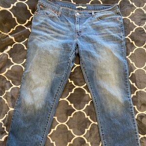 Levi jeans size 32